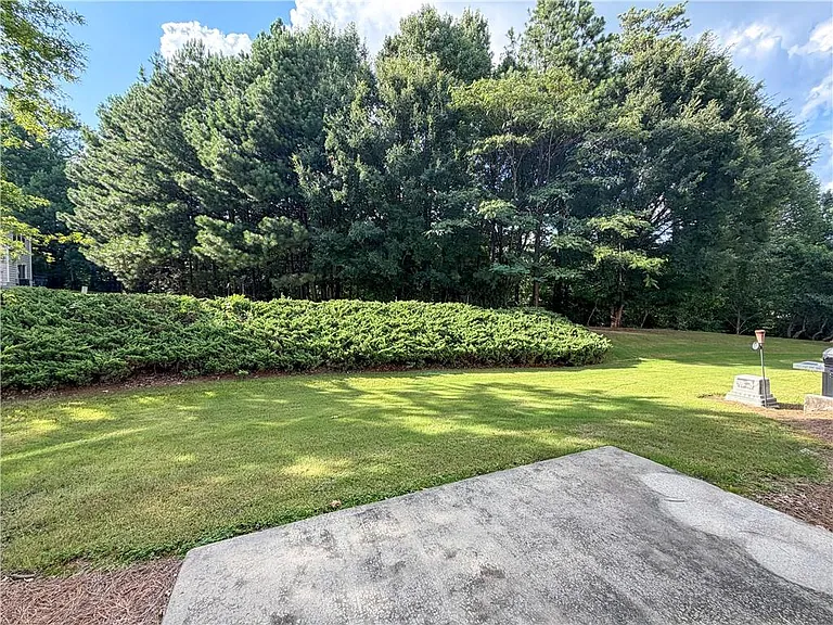 2425 Fairlie Dr — Photo 26