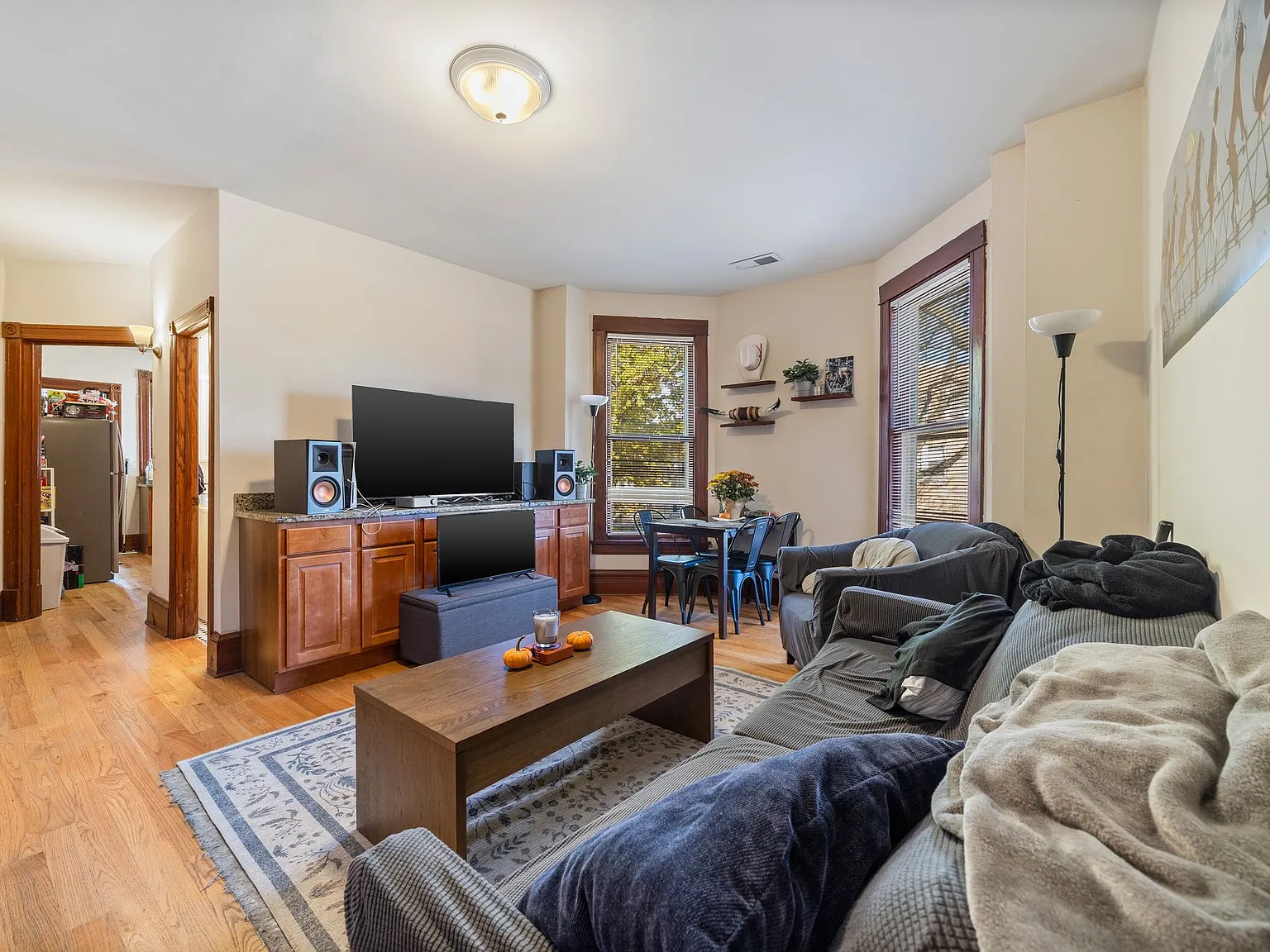 4 bed, 2500 sqft, $5,200 — Photo 3
