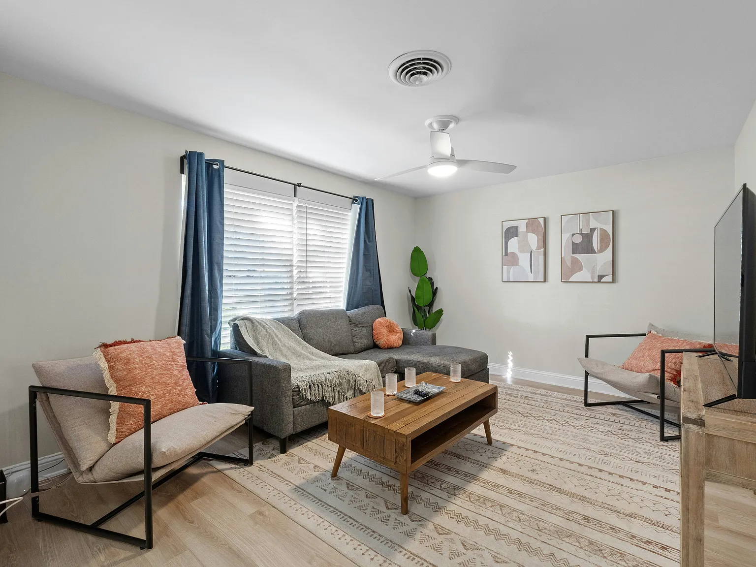 6 bed, 2094 sqft, $4,350 — Photo 2