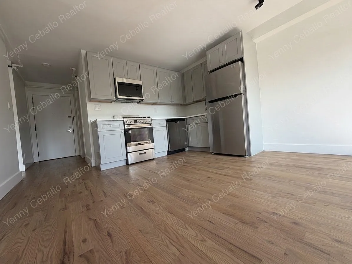 2 bed, 1000 sqft, $2,400 — Photo 1