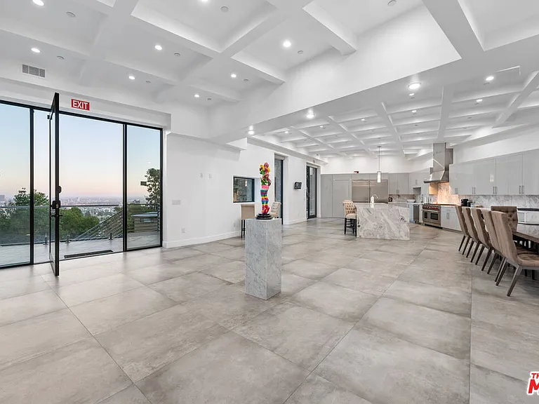 6181 Temple Hill Dr — Photo 15