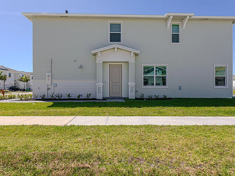 503 SE Rivergrass St — Photo 12