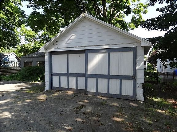 3rd image of 122 Monroe Ave