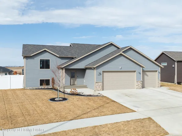3427 Shamrock Loop, Dickinson, ND 58601