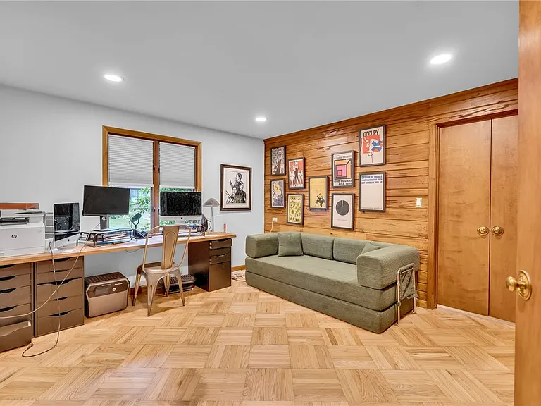 114 Burbank Dr — Photo 27