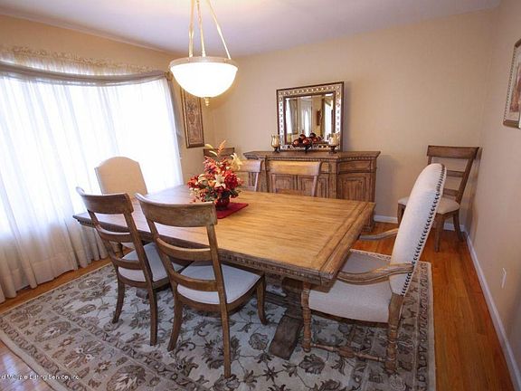 3rd image of 214 Thornycroft Ave