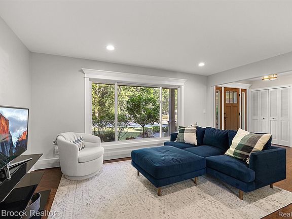 3rd image of 139 Wimbleton Dr