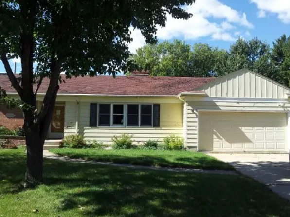 402 Seminole Ct, Janesville, WI 53545
