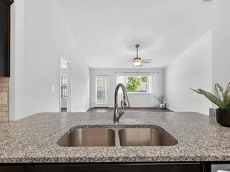 3272 Maitland Dr — Photo 22