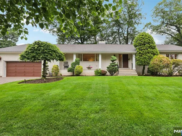 694 Iroquois St, Oradell, NJ 07649