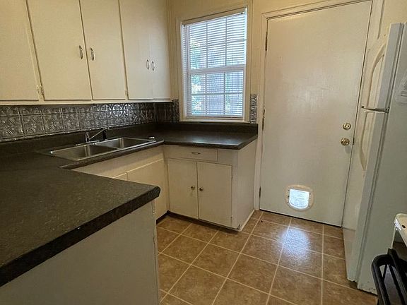 5th image of 620-622 Deerwood St #620