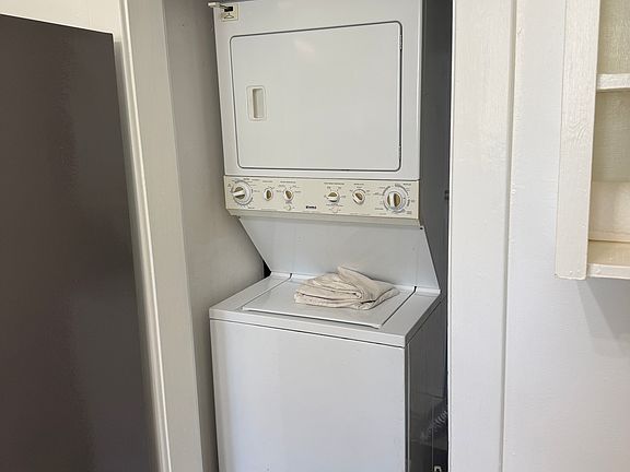 4th image of 921 E Hillcrest Dr