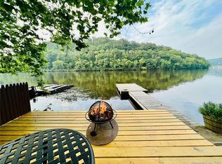 141 Edgelake Dr, Sandy Hook, CT 06482