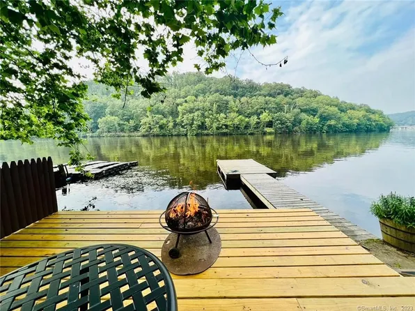 141 Edgelake Drive, Newtown, CT 06482