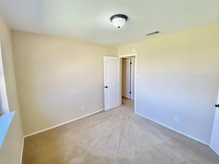 2011 Newton Dr — Photo 7