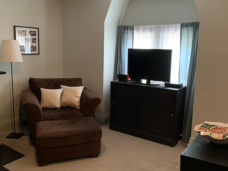 Living Room (1 of 2)