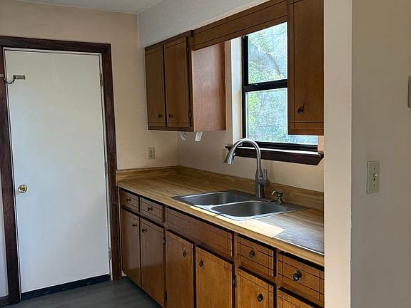 5th image of 222 Reynolds Ave