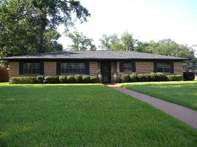 1st image of 3520 Crestwood Dr