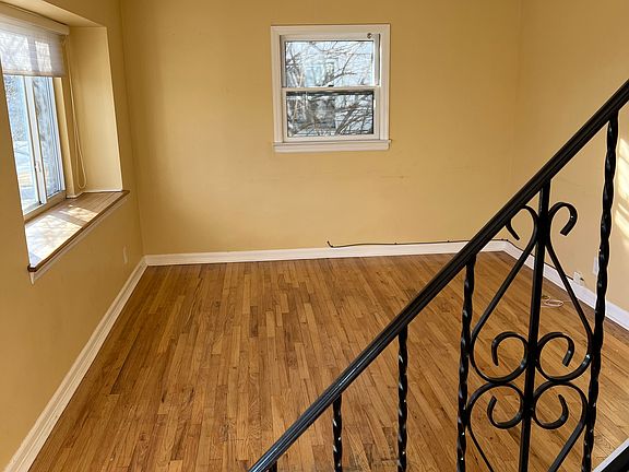 3rd image of 21 Bellport Pl