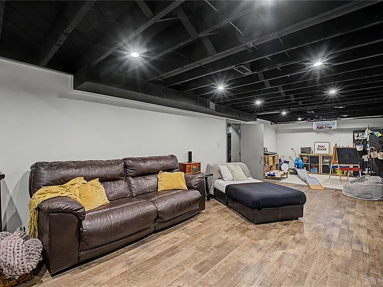 333 Thruston Blvd E — Photo 35