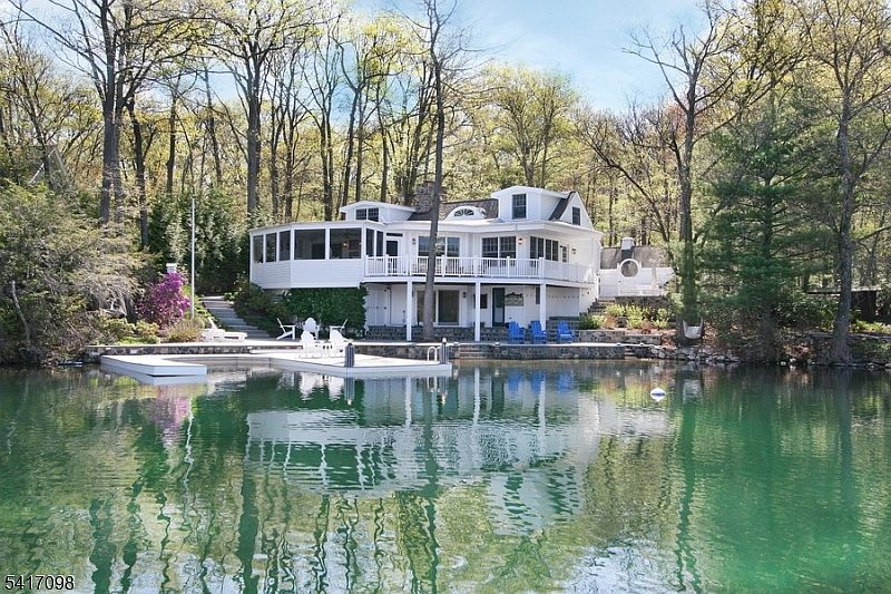 1st image of 140 Lake End Rd