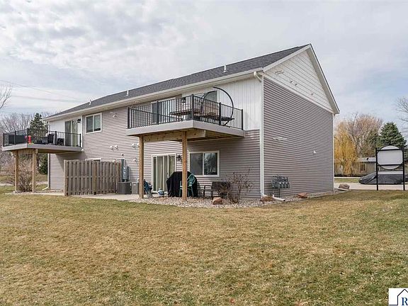 4th image of 220 Maple Ave SW