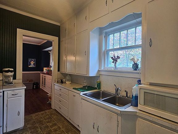 3rd image of 607 W Wooster St