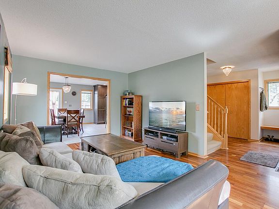 4th image of 15 22nd Ave NE