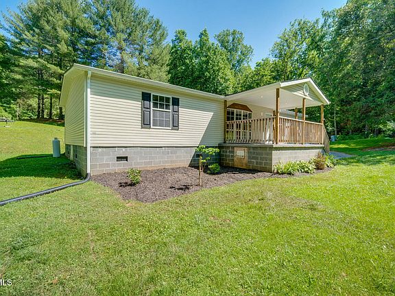 3rd image of 121 Autumn Wood Ln