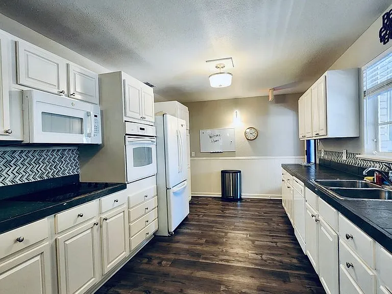 718 W College St — Photo 12