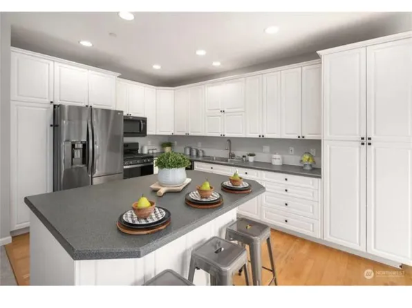 9519 SE 71st St, Mercer Island, WA 98040