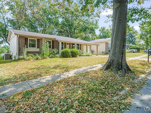 3rd image of 533 Golfwood Dr