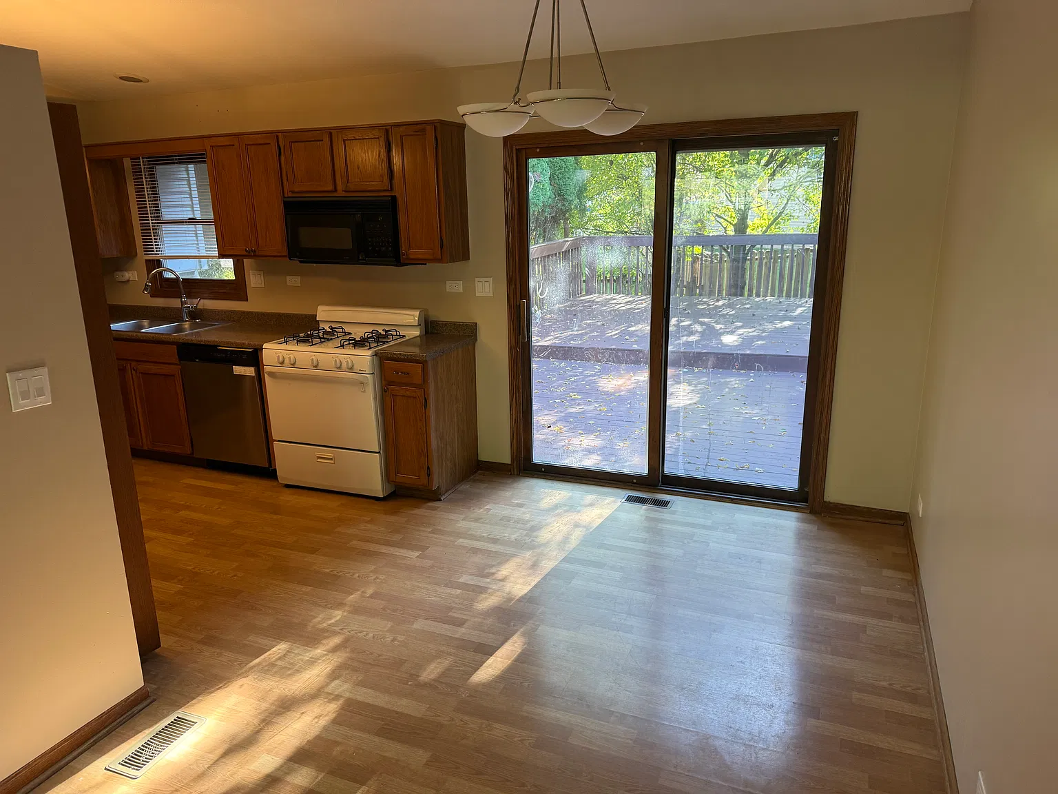 3 bed, 2.5 bath, 1179 sqft, $2,980 — Photo 3