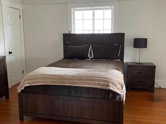 4 Big bedrooms with walk in closets - example of furnished