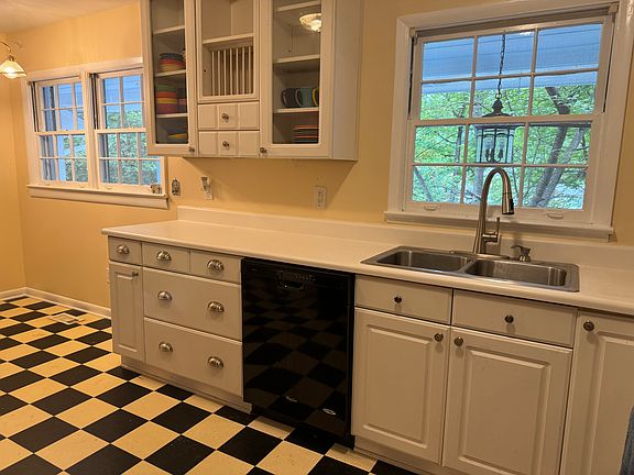 Kitchen w ample shelving