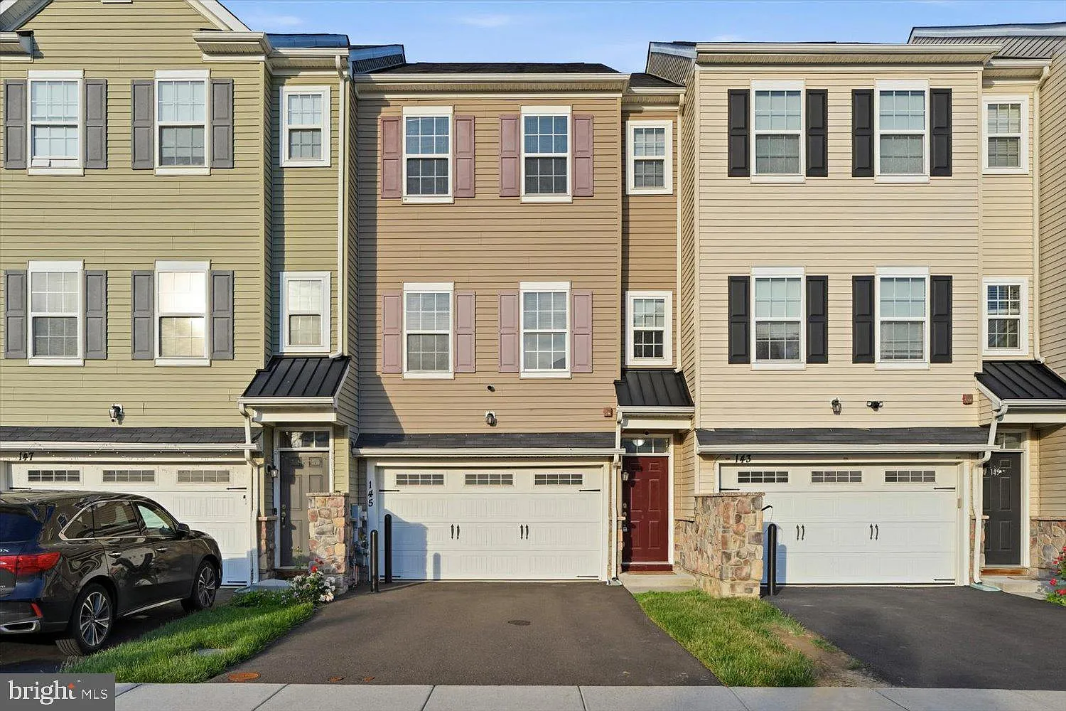 3 bed, 2.5 bath, 1980 sqft, $3,000 — Photo 1