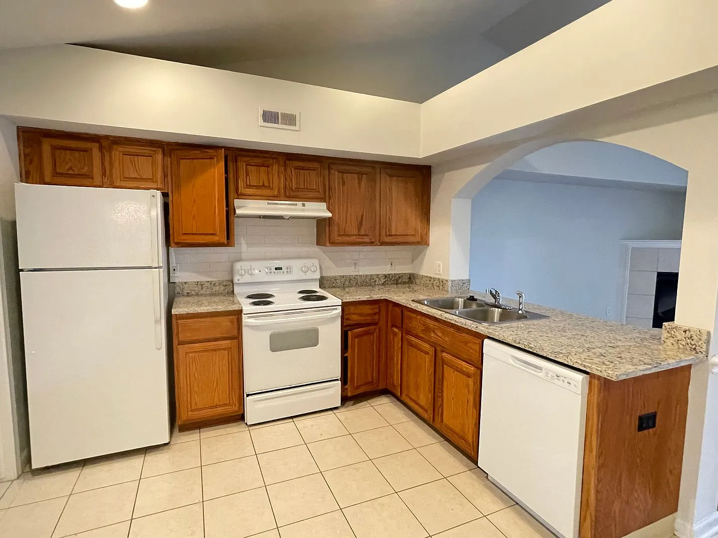 Shelby Township - 3 Bedroom, 2 Bath, Attached Garage — Photo 4