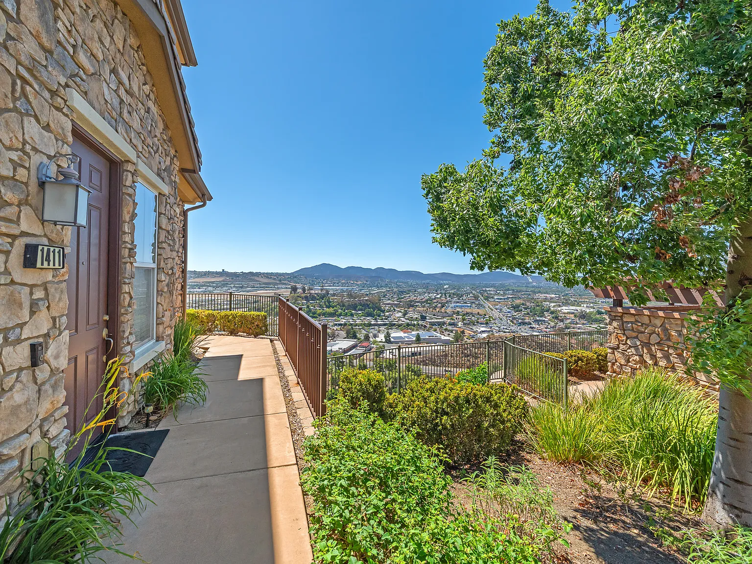 4 bed, 2.5 bath, 1899 sqft, $4,500 — Photo 1