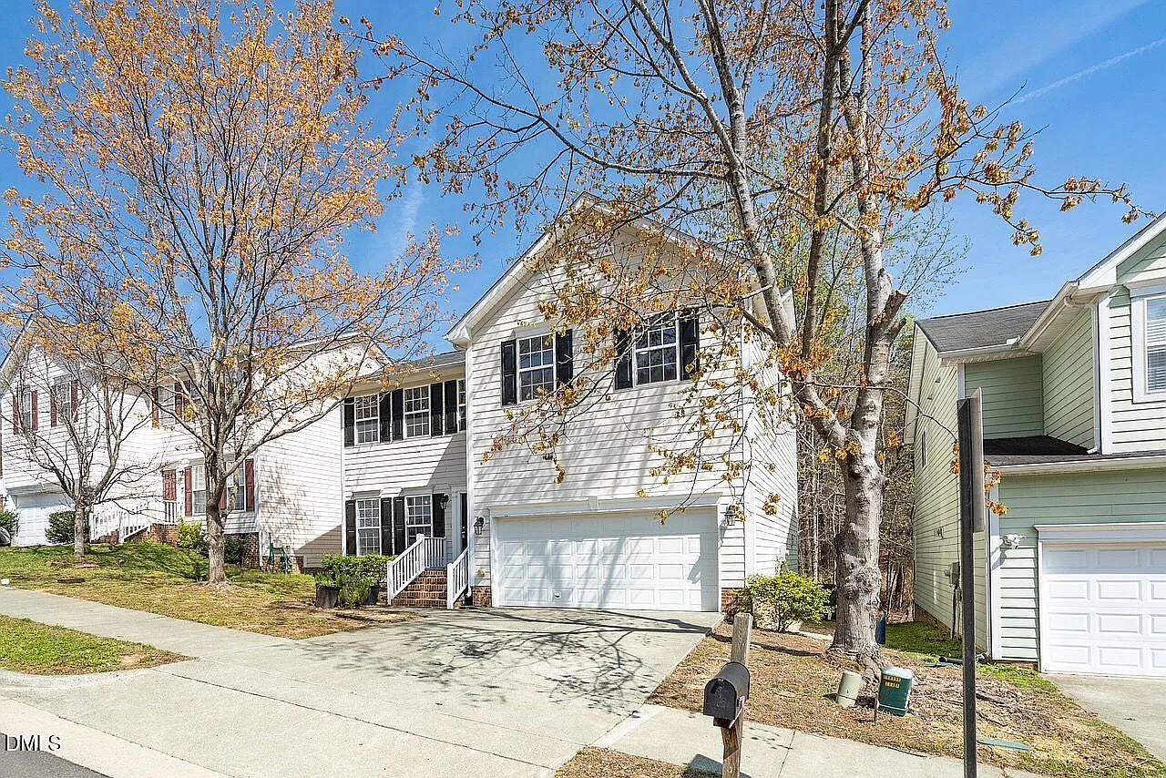 4 bed, 2.5 bath, $2,400 — Photo 2