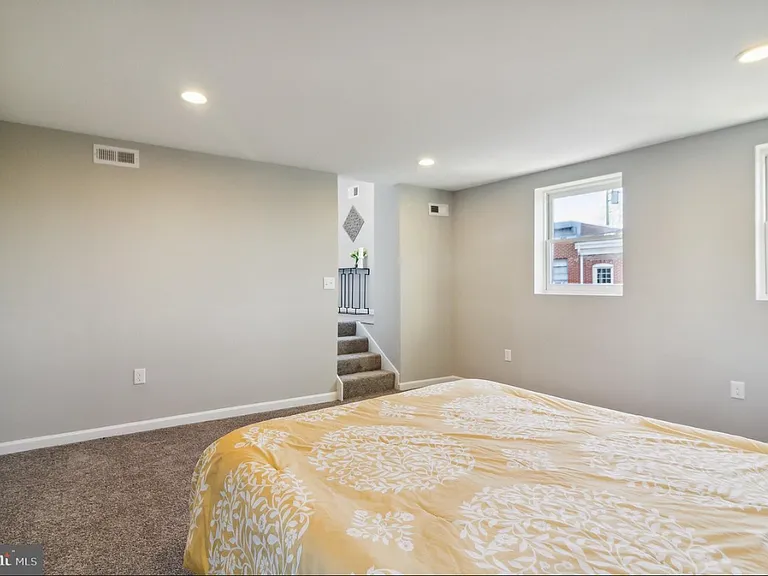 1626 Elkins Ln — Photo 9