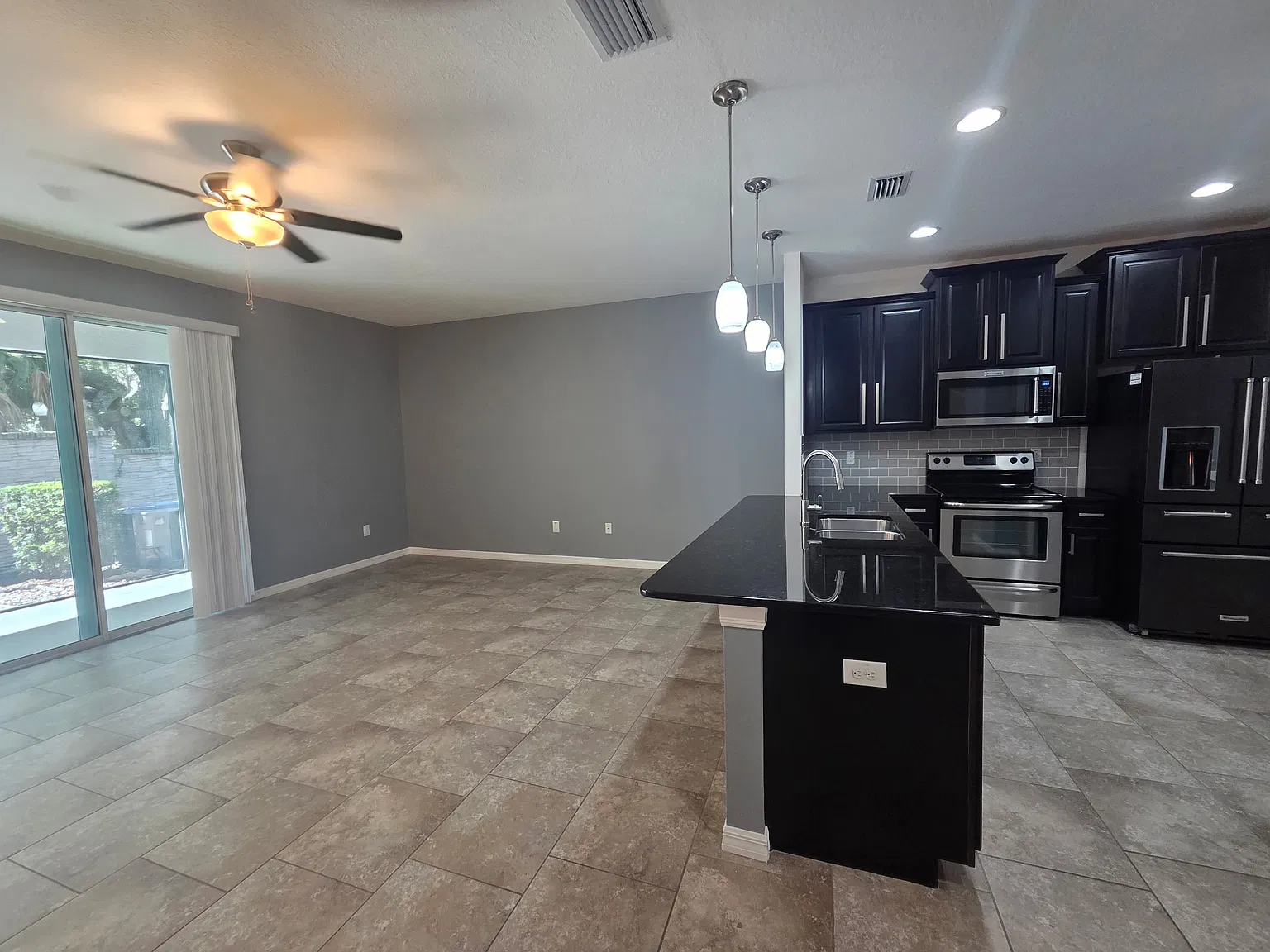 3 bed, 2.5 bath, 1568 sqft, $2,300 — Photo 3