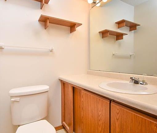 3rd image of 60 Stratford Grn #3
