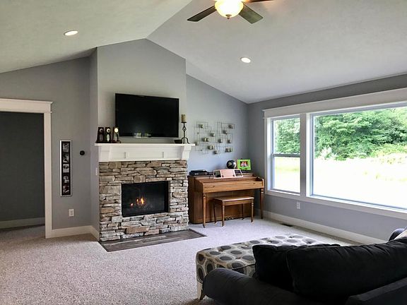 3rd image of 445 Ivy Grove North NW