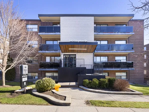 143 Stephen Dr #206, Toronto, ON M8Y 3N5
