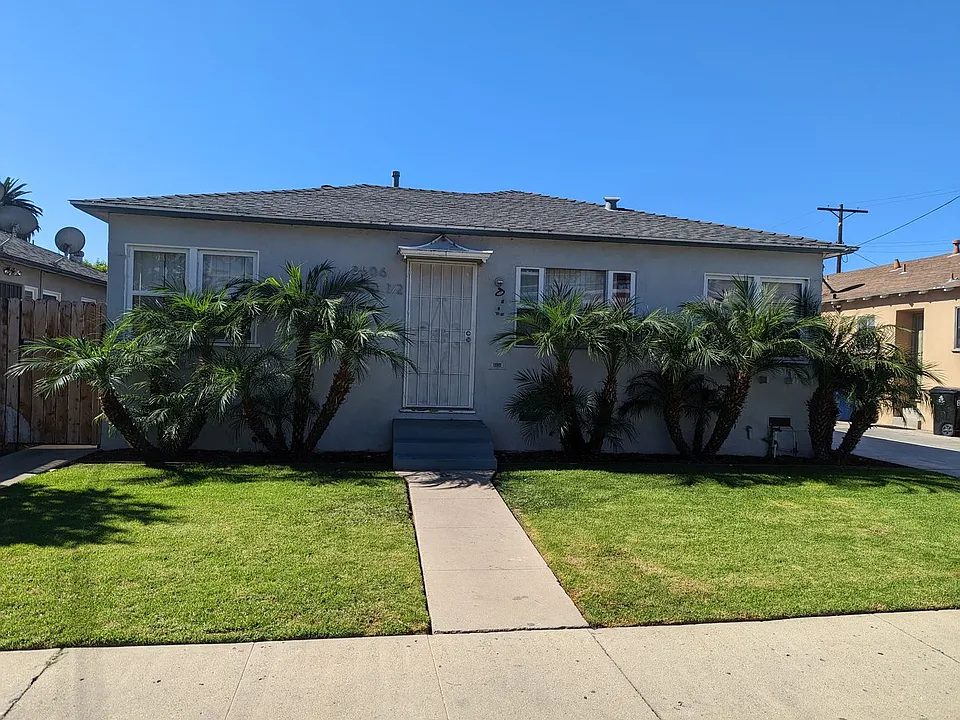 8606-8610 1/2 Beverlywood St