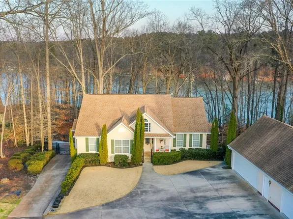 107 Point Dr, Townville, SC 29689