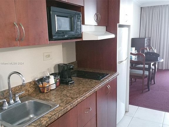 4th image of 19201 Collins Ave #1039