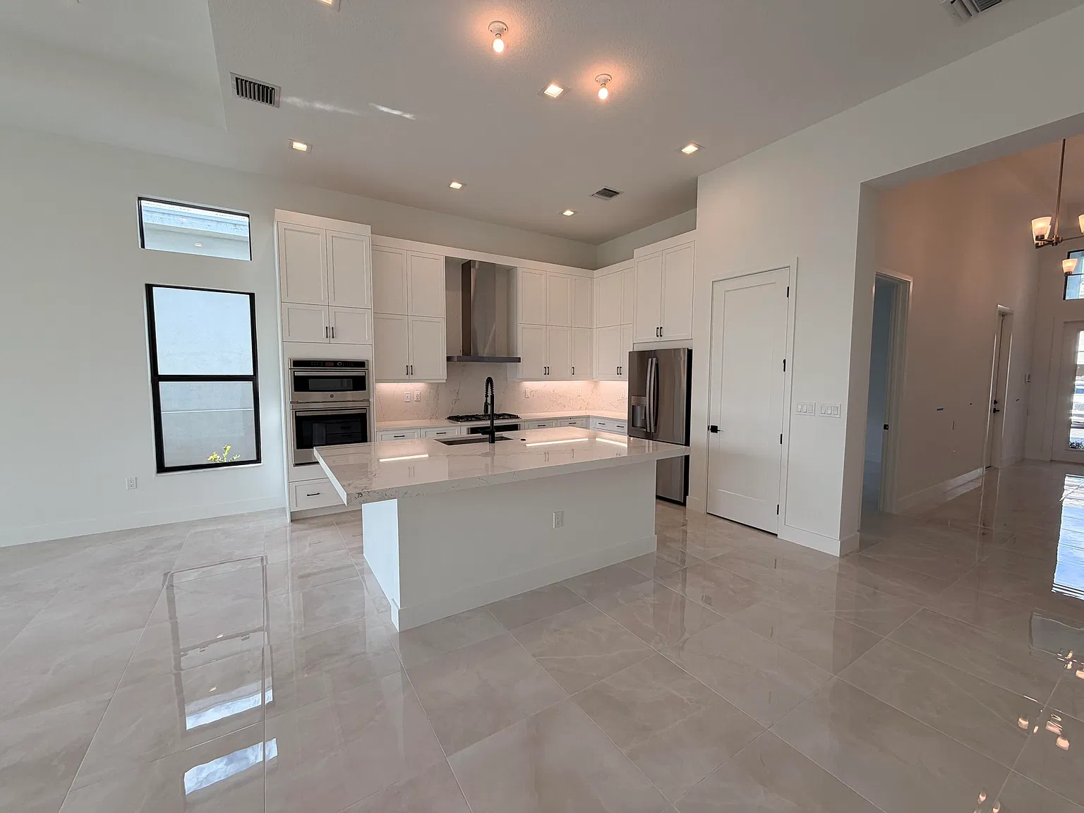 4 bed, 3.5 bath, 2500 sqft, $7,000 — Photo 2
