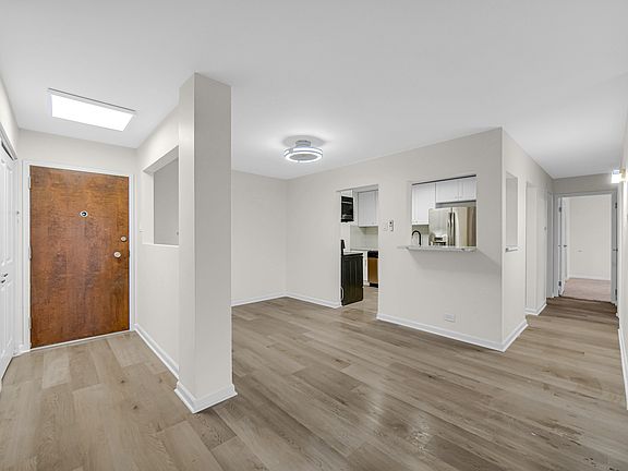 4th image of 900 W Sunset Dr APT 405