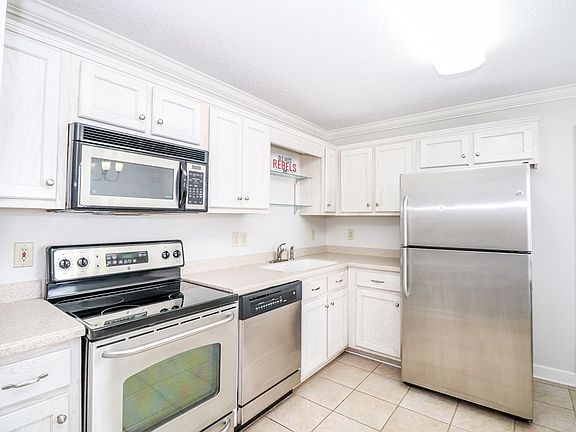 4th image of 210 Edinburg Way
